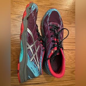 ASICS women’s gel-fujilyte size 9.